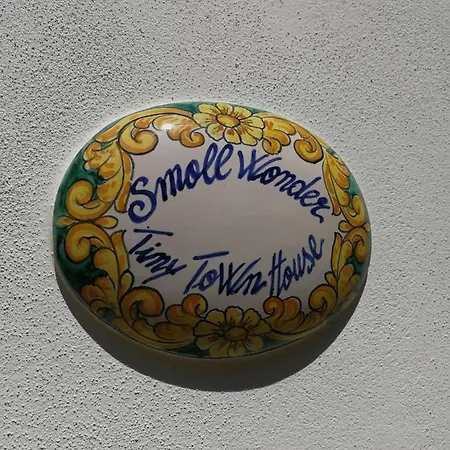 شقة Small Wonder Tiny Town House