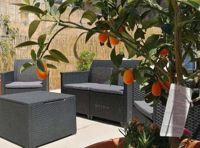 Small Wonder Tiny Town House アパート *